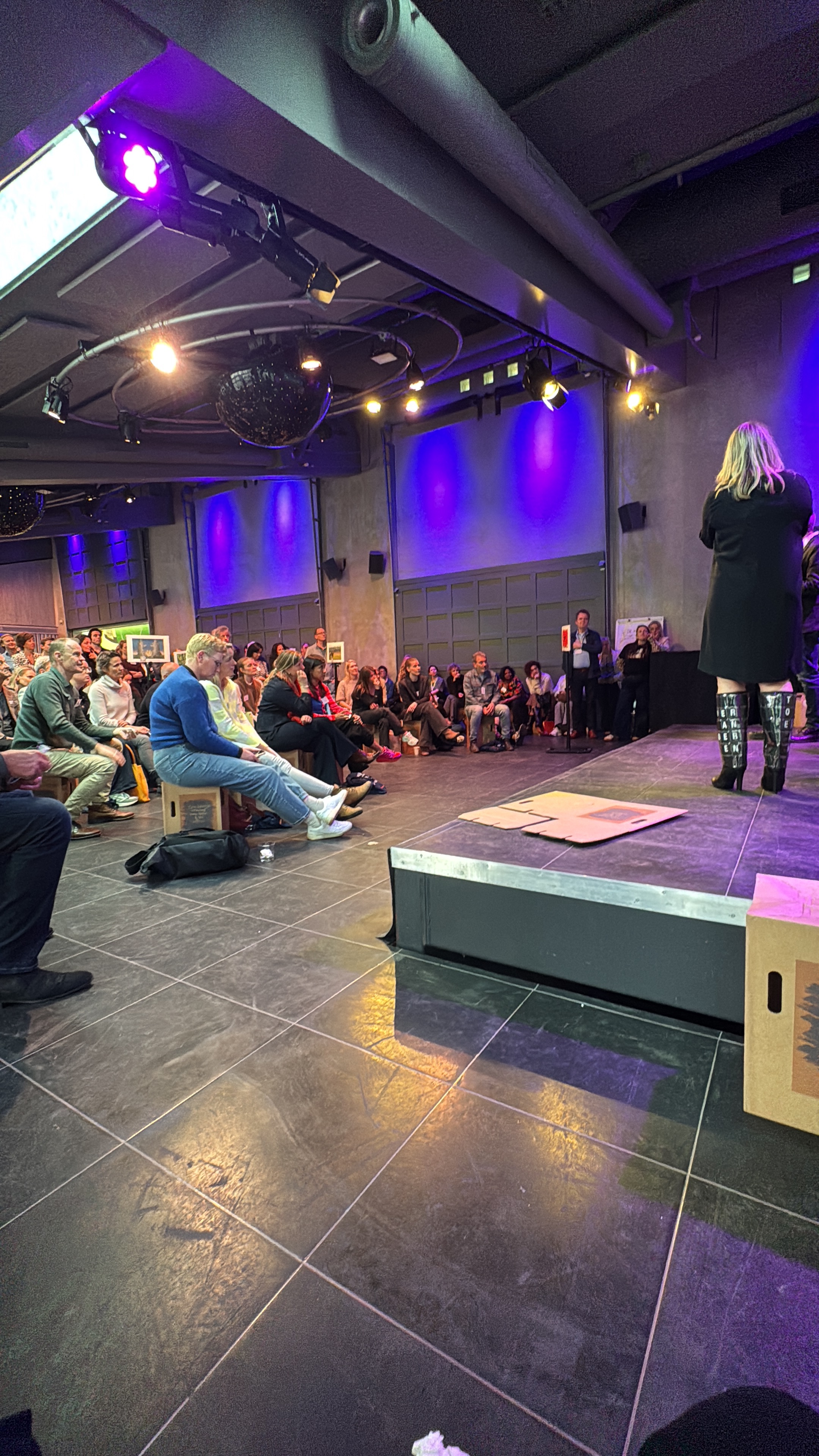 Veranderen voor de Toekomst congress, speaker on stage with full audience